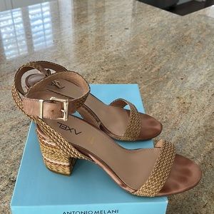 Leather sandal with rafia and block heel